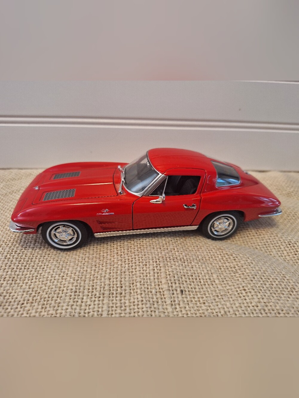 Welly 1963 Chevrolet Corvette Diecast Model Car, 1/24 Scale.